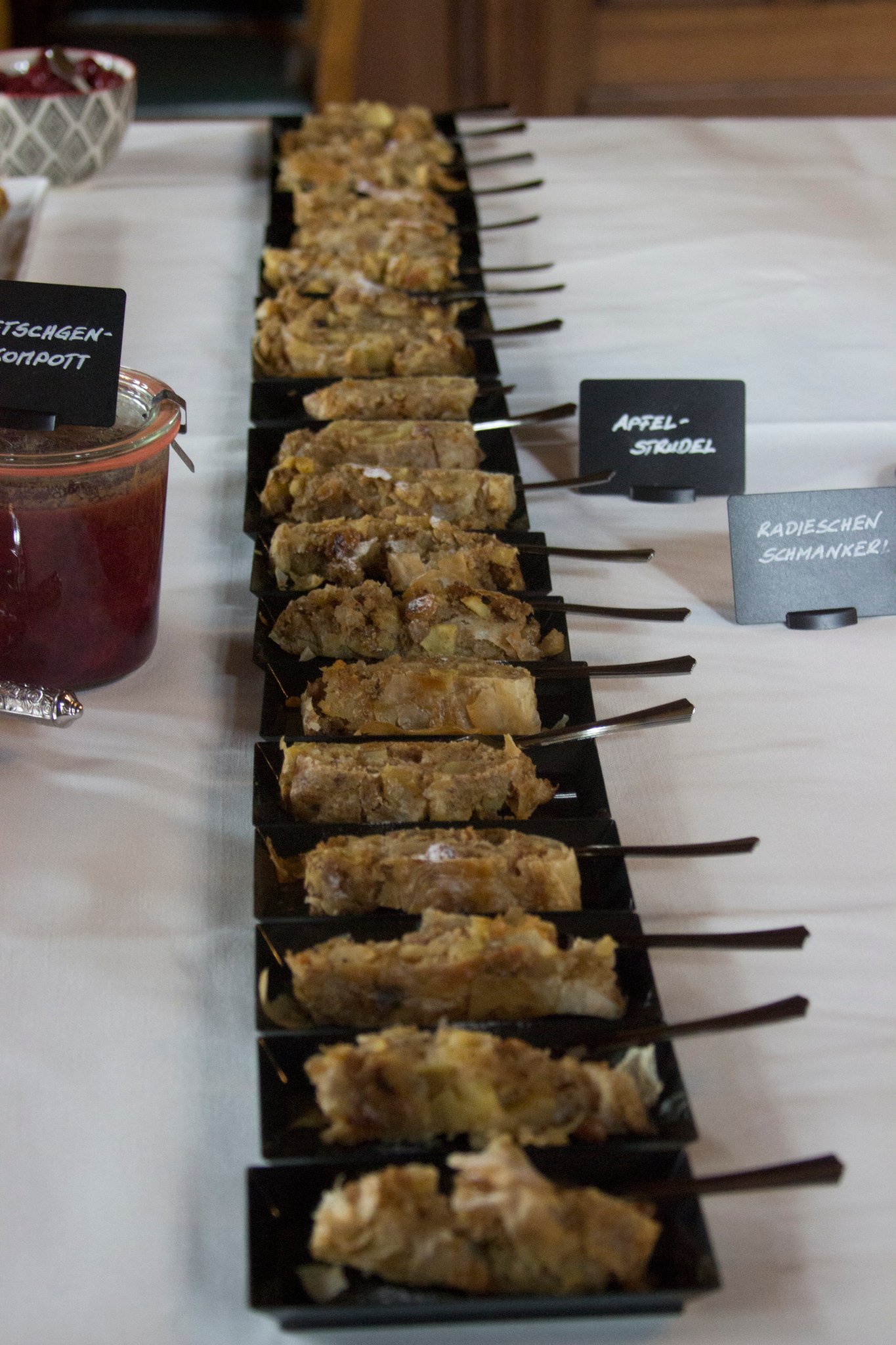 Apfelstrudel mit Vanillesauce