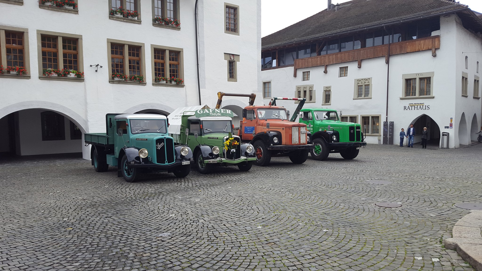 Lastwagen der Marke SAURER und SCANIA von damals....