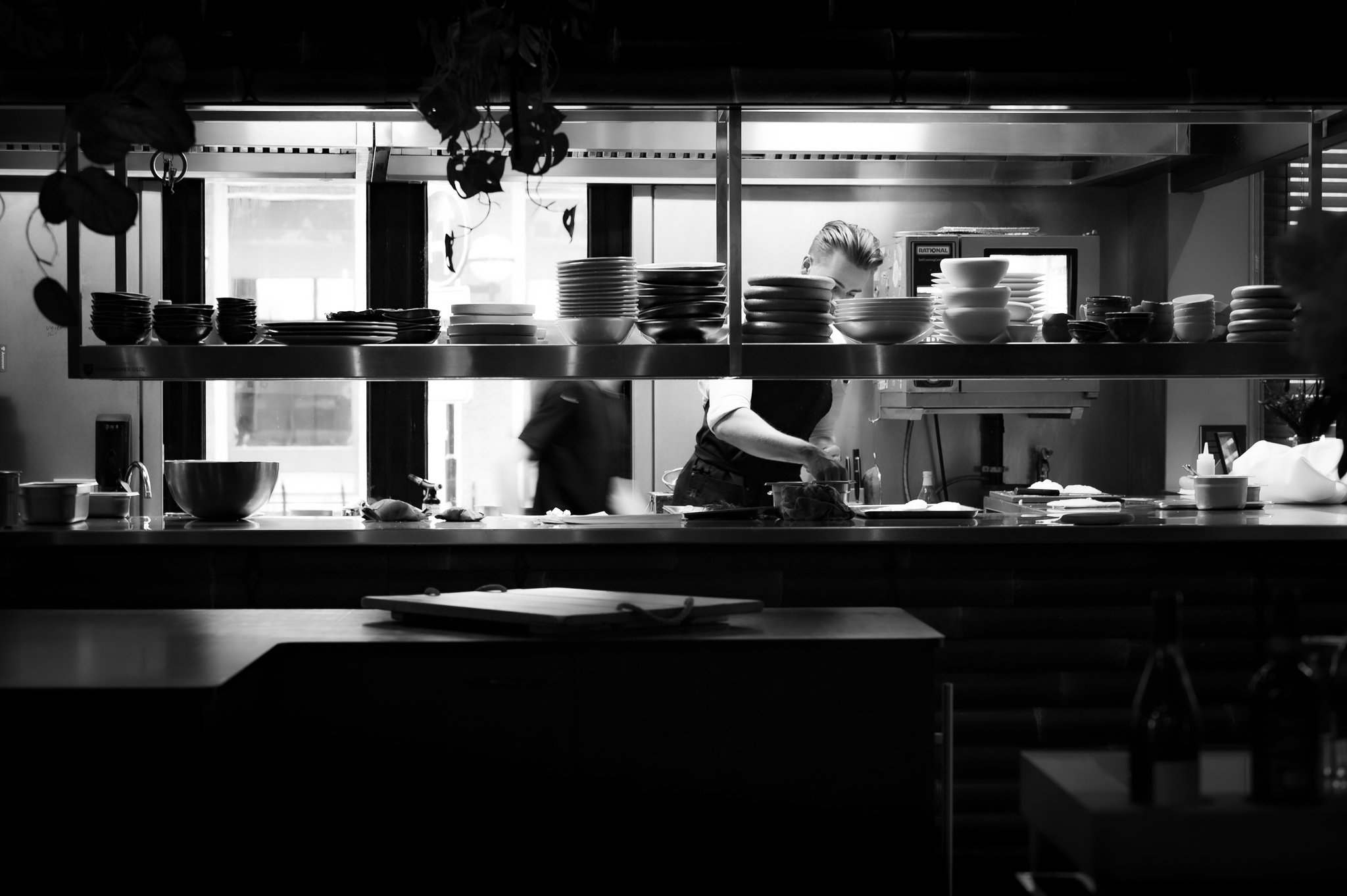 Zwart-wit foto van keukenaanzicht bij restaurant De Rozario in Helmond.