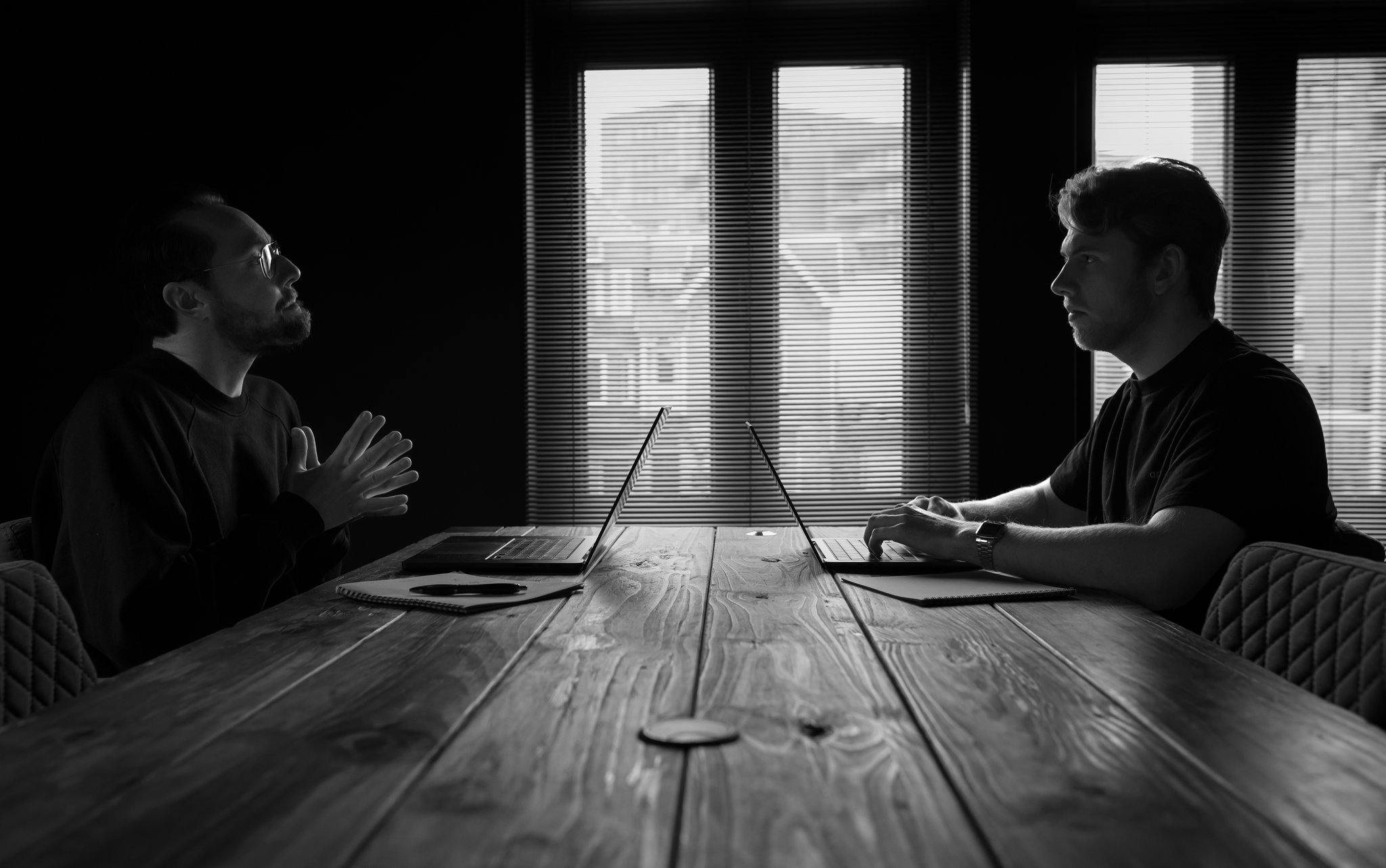 Zwart-wit portret van Kollenburg Design uit Eindhoven.