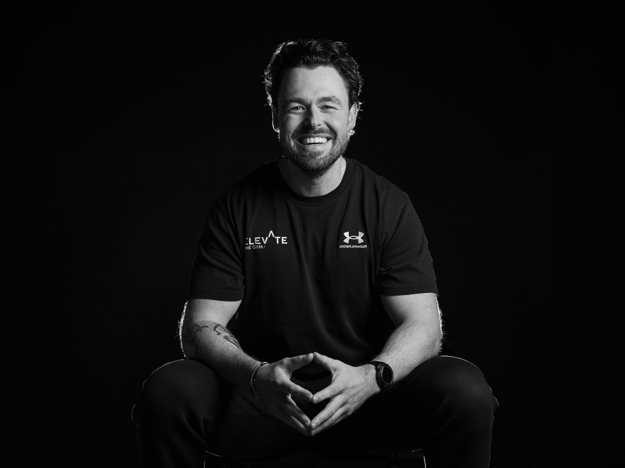 Zwart-wit portret van sportschool eigenaar van Elevate The Gynm.