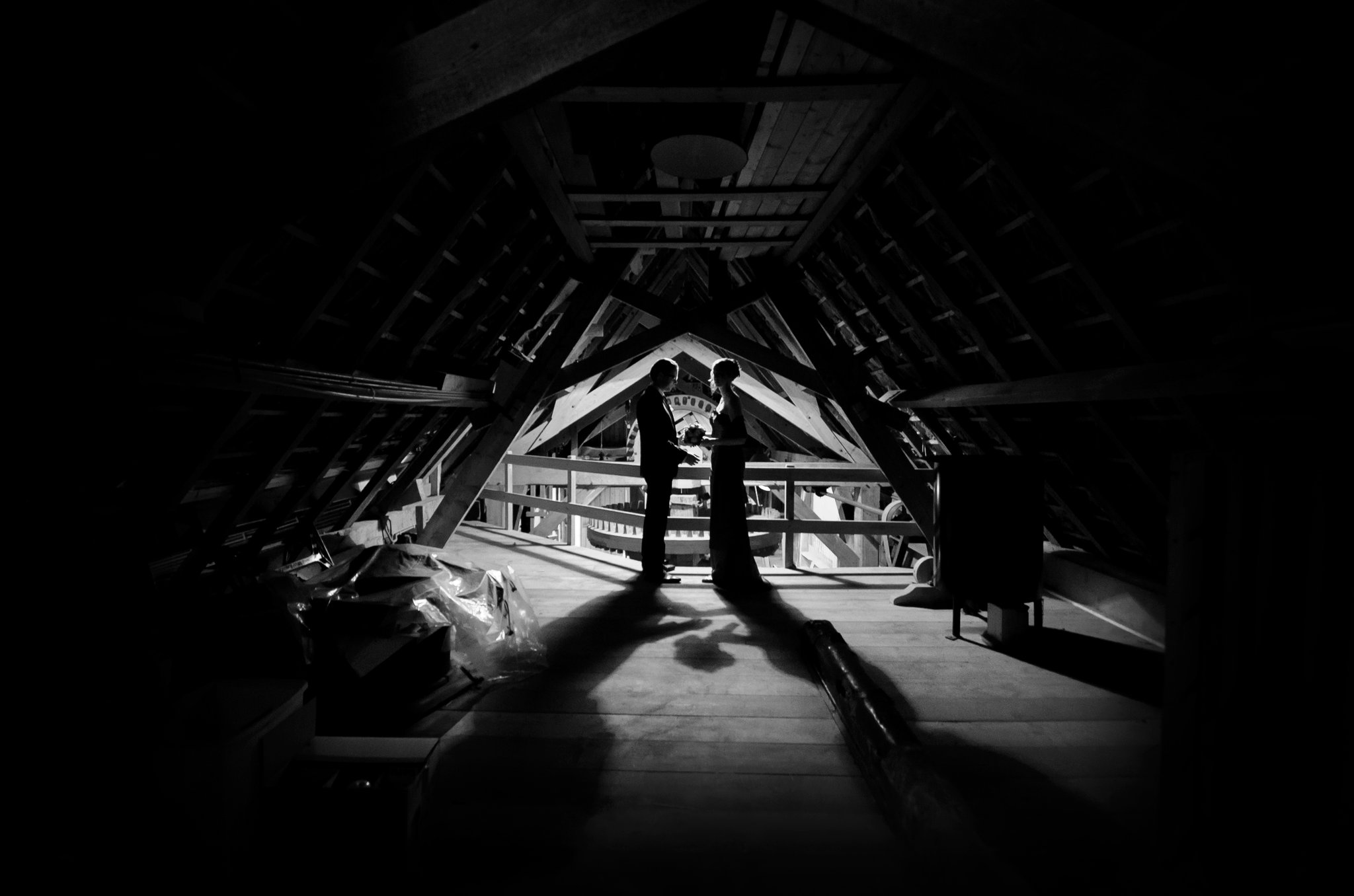 Zwart-wit portret van een bruidspaar in een oude watermolen in Nuenen.