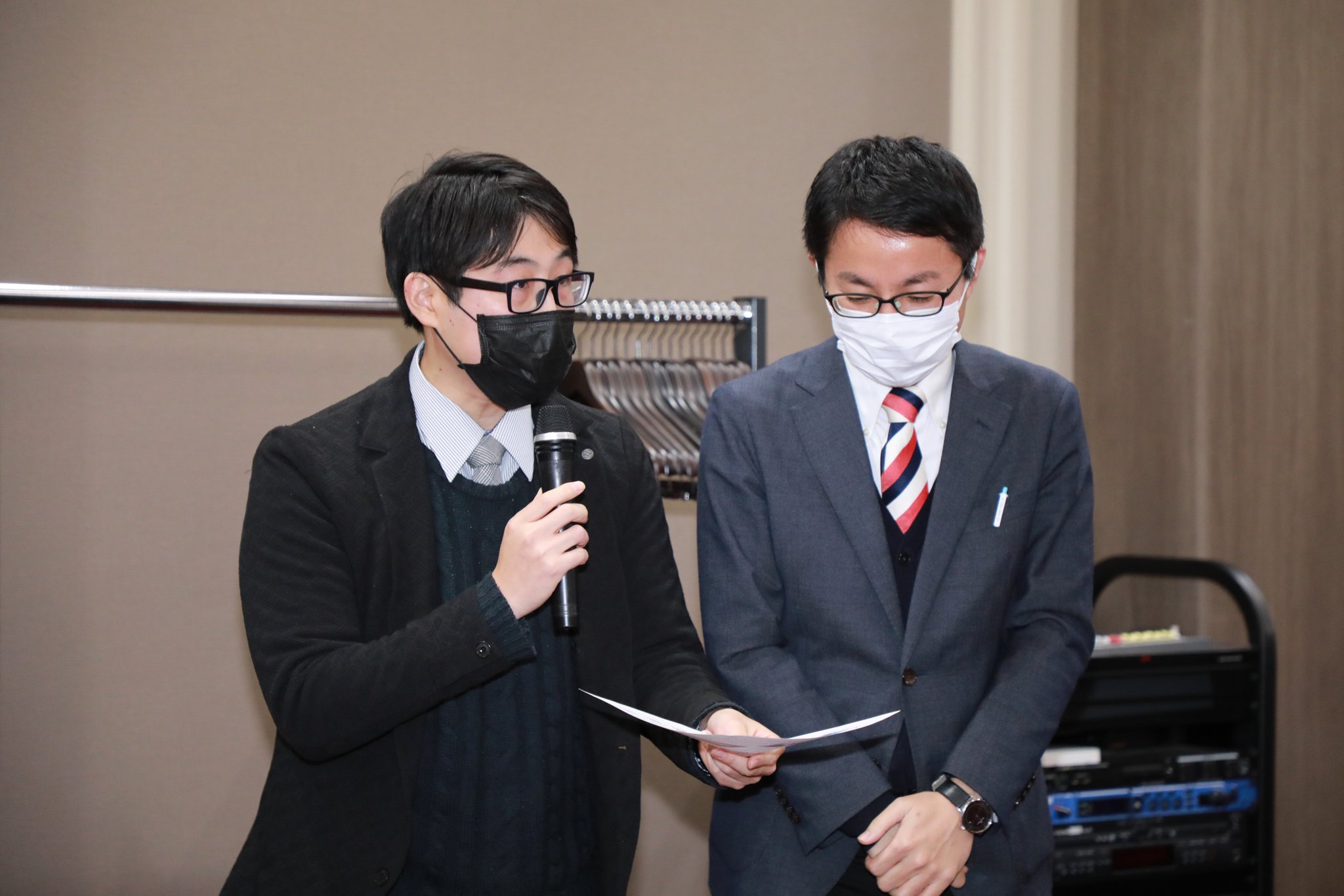 矢島信男さん、野村真之介さん（お笑いコンビ「オシエルズ」、第11回ユースリーダー賞）