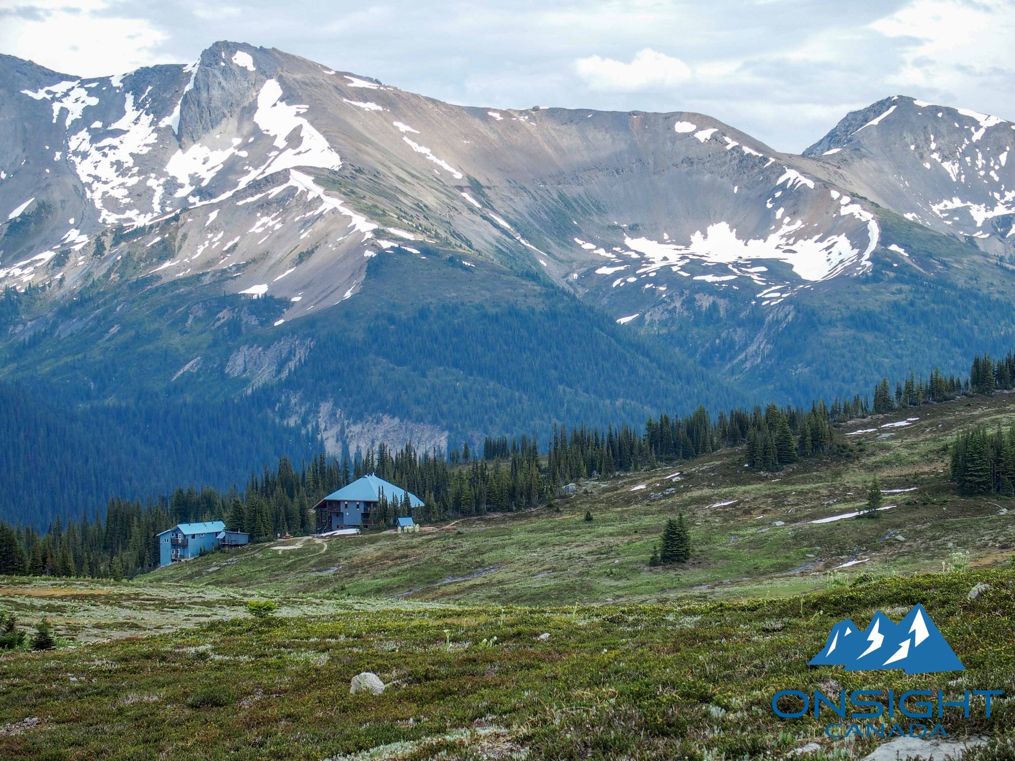 山の上に建つロッジ