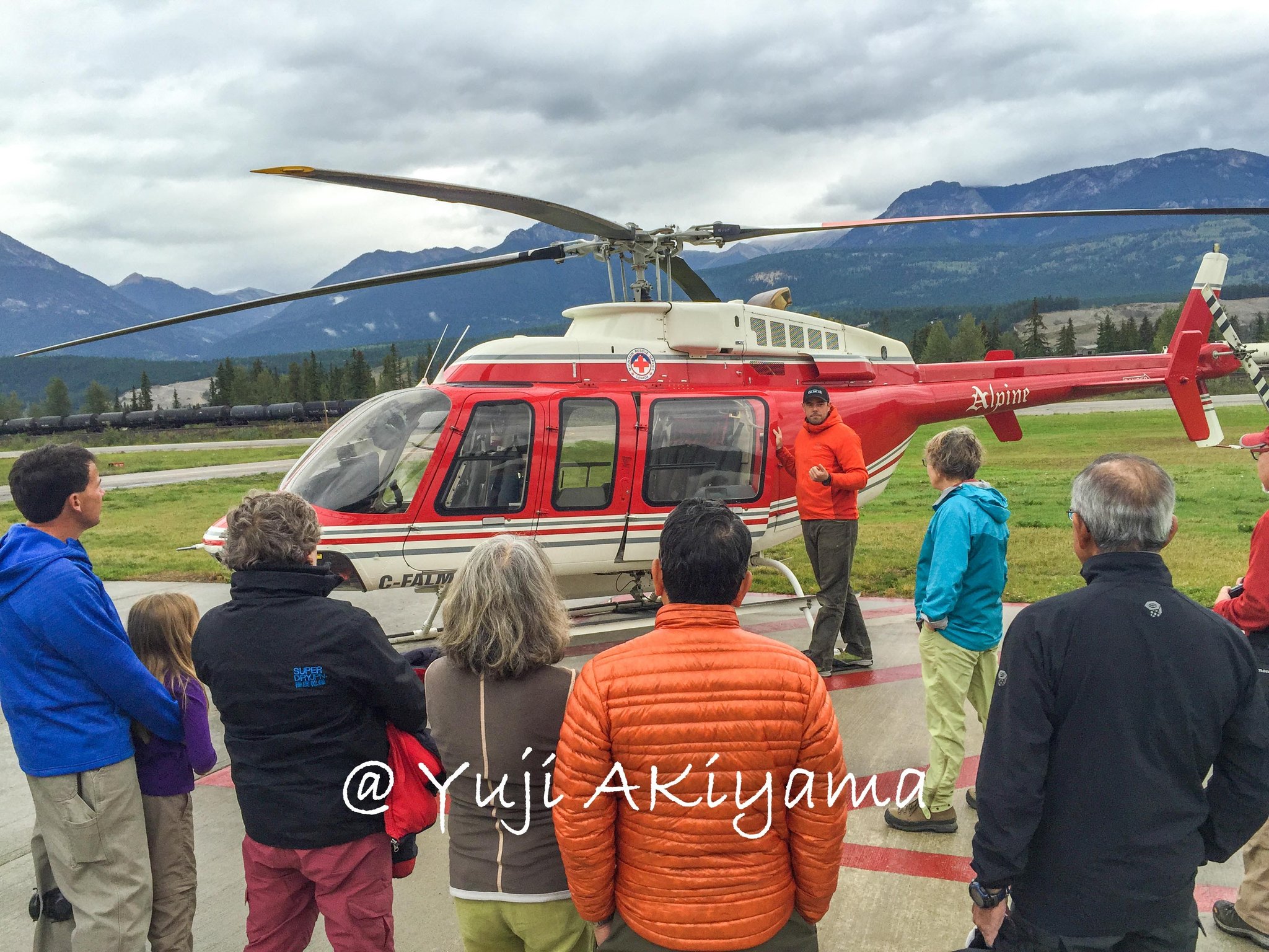入山はヘリコプターで