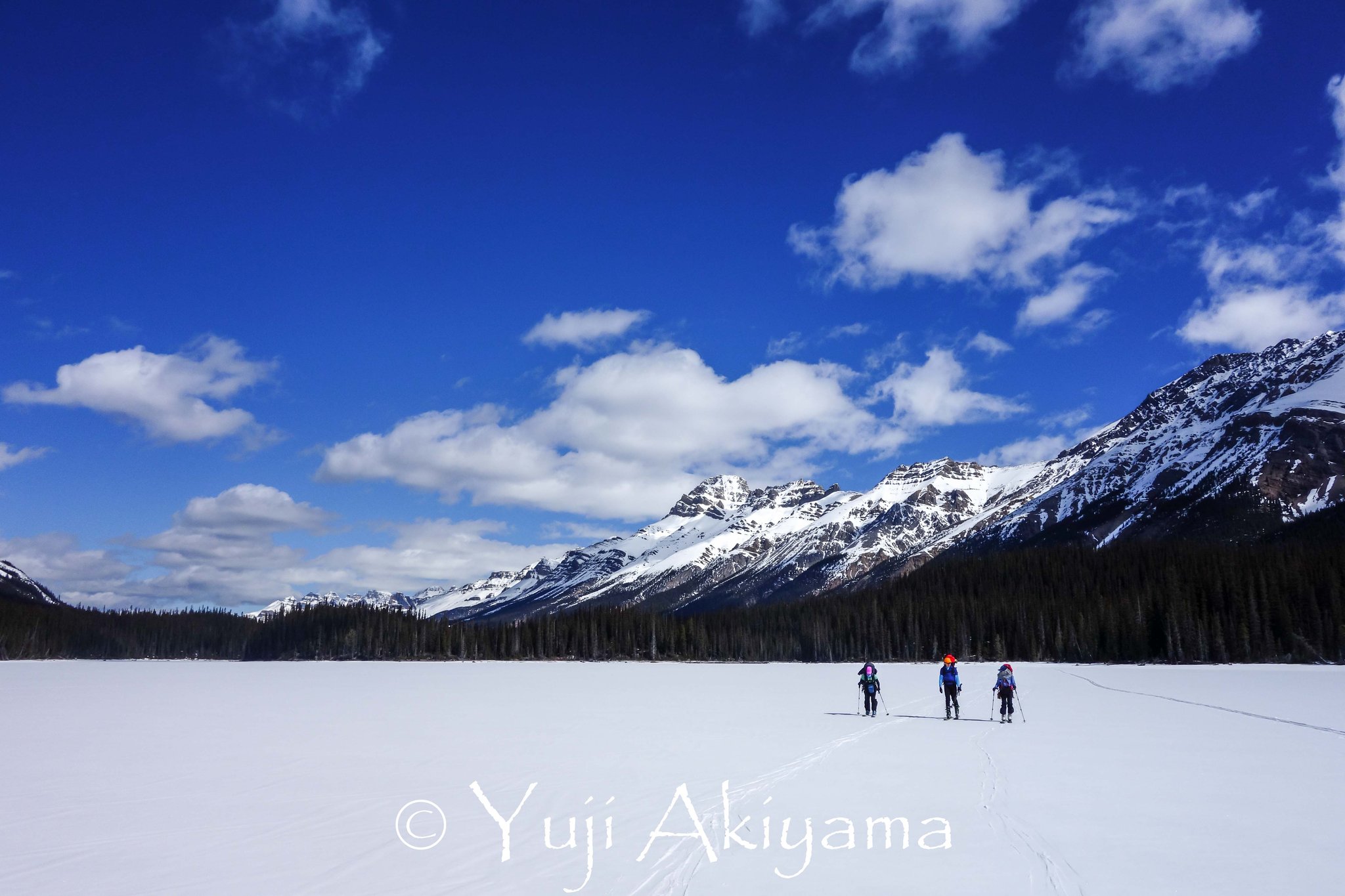 凍ったペイトレイクを横断しながらツアーは開始
