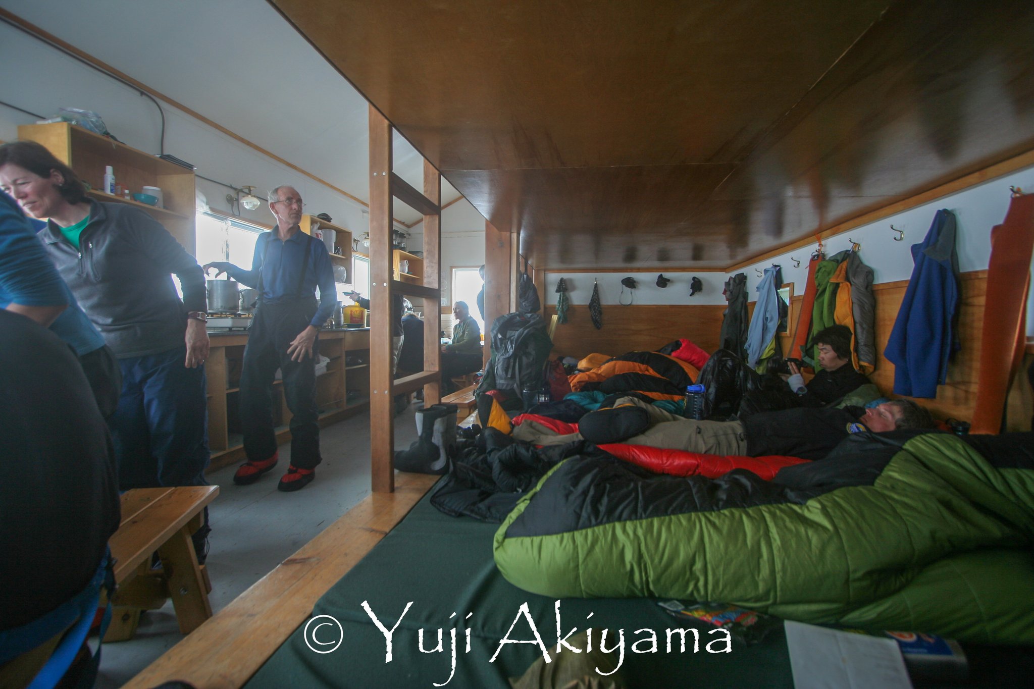 寝袋は持参、マットは装備されている