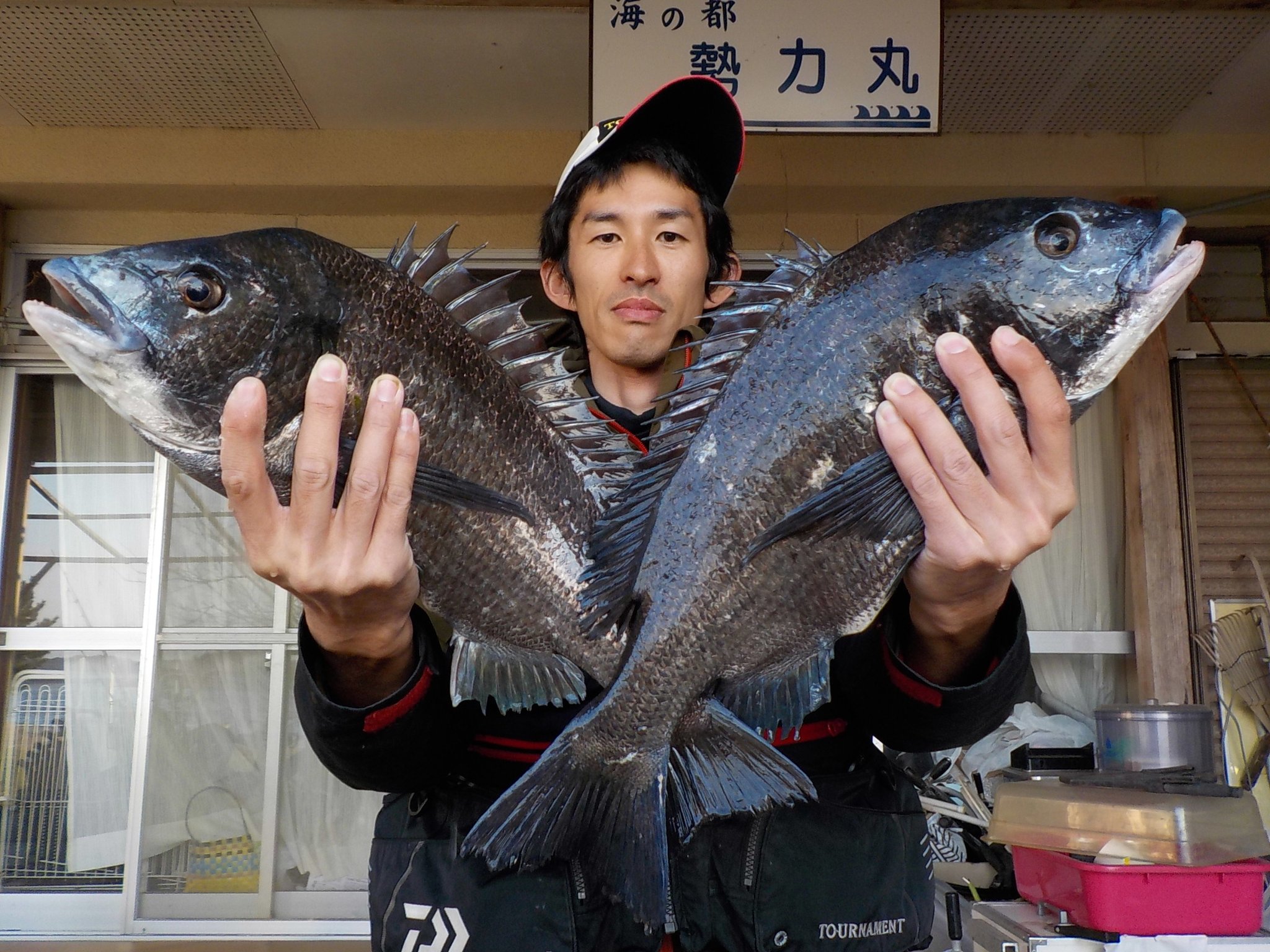 ３月６日　磯釣りで片山さん　ガバチヌ５０㎝・４９㎝