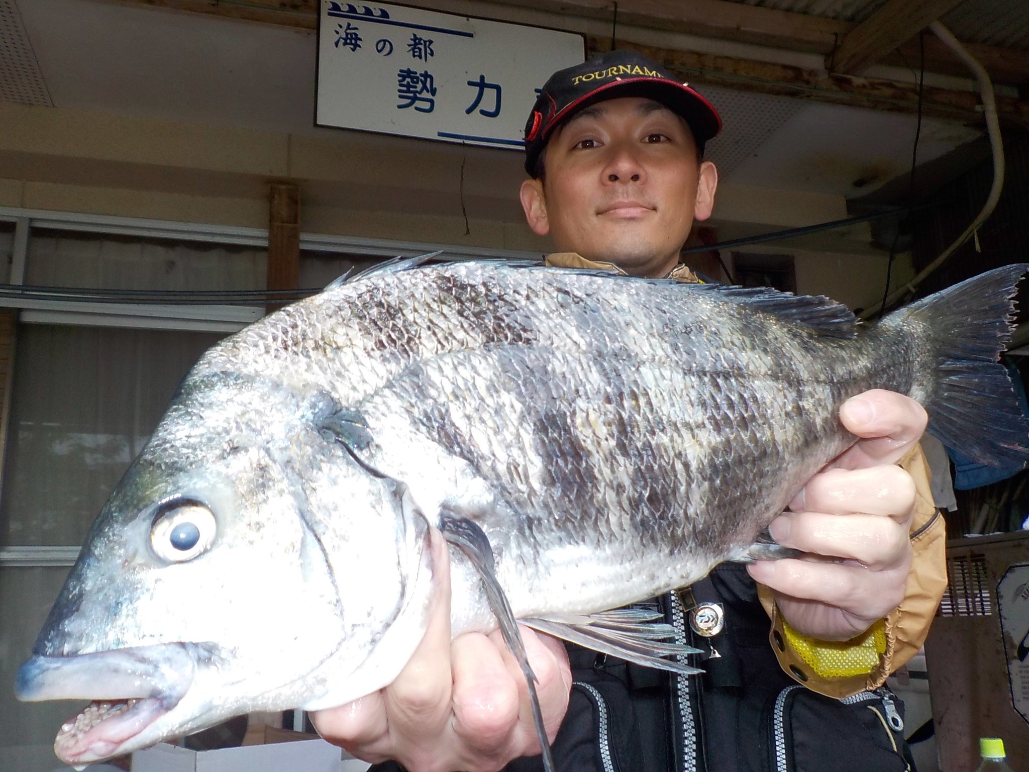 ４月３０日　磯釣りで渡邊さん　ガバチヌ５０．１㎝