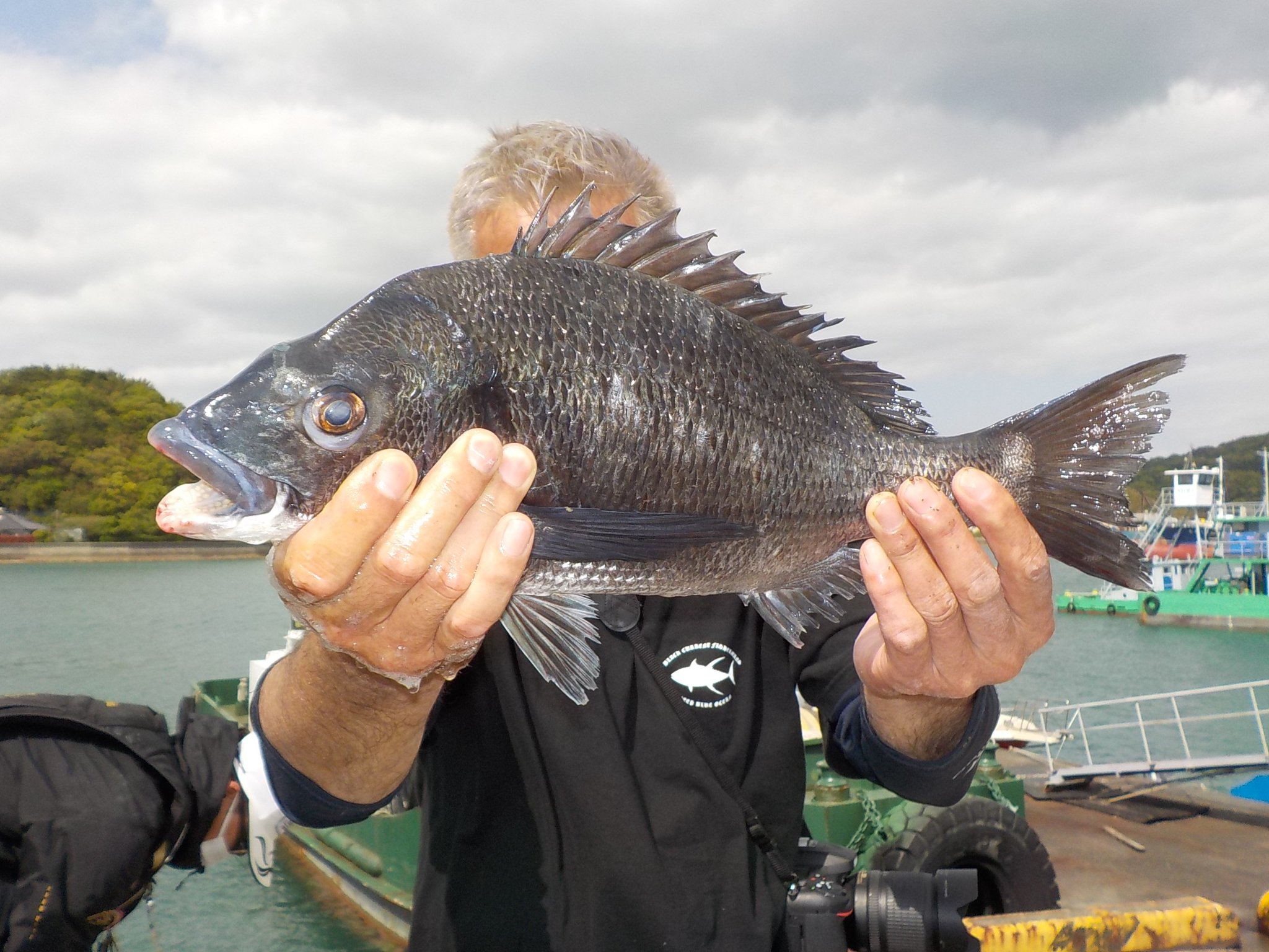 ４月１７日　磯釣りで矢野さん　ガバチヌ５０cm