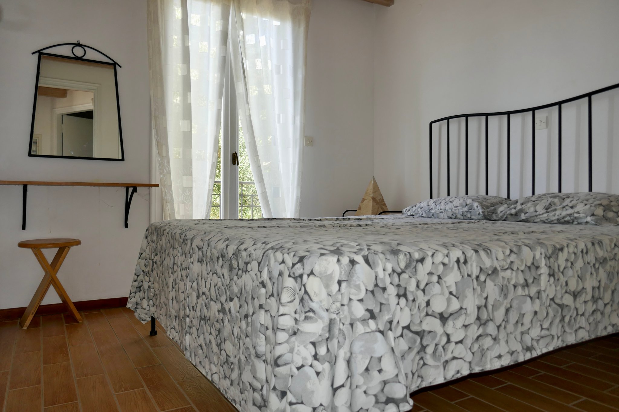 Iris, Charis Schlafzimmer