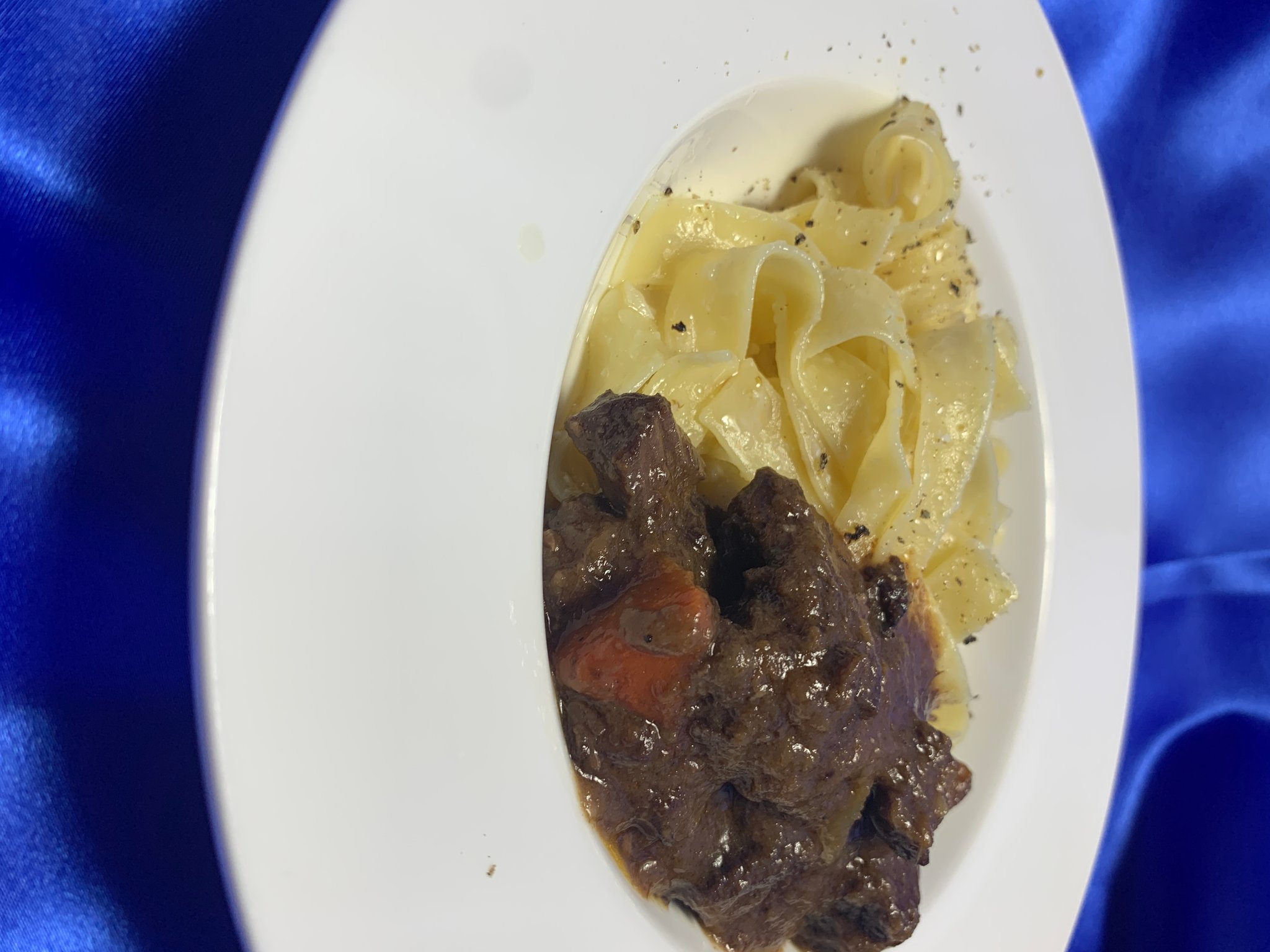 鹿スネ肉の赤ワイン煮込みとフェットチーネ