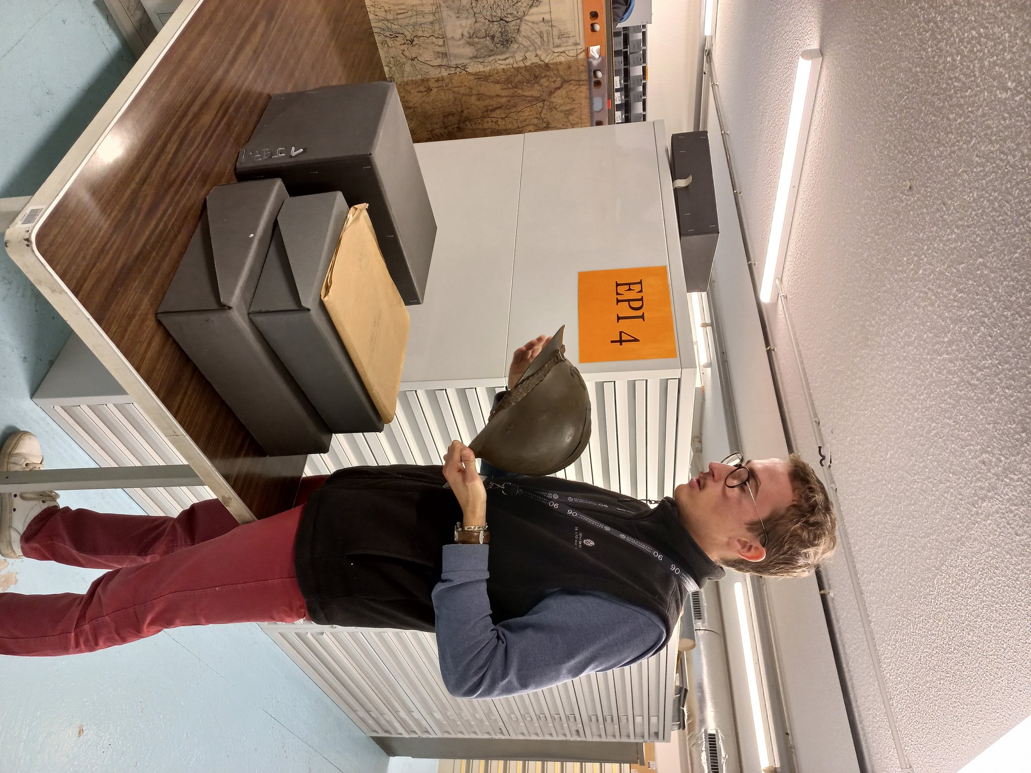 Le médiateur montre un casque français datant de la première guerre mondiale