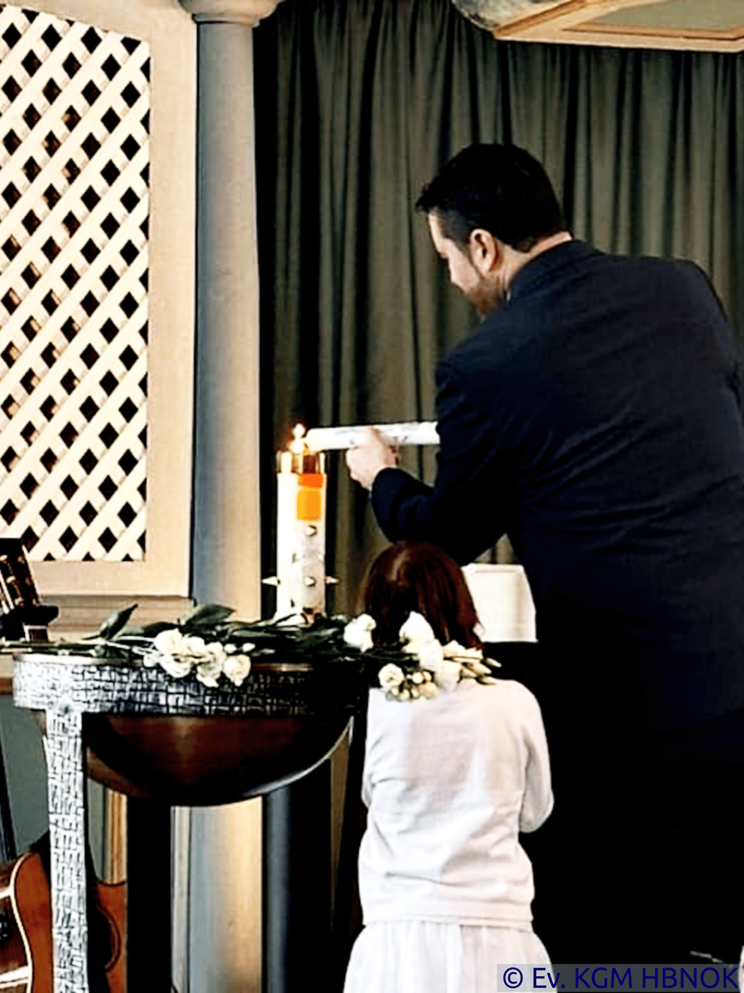 Eine Taufkerze wird entzündet