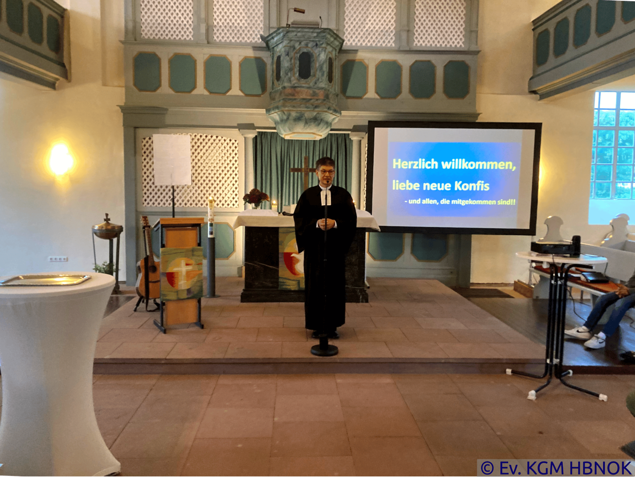 Pfarrer Seemann begrüßt Gemeinde, Besucher und Konfis