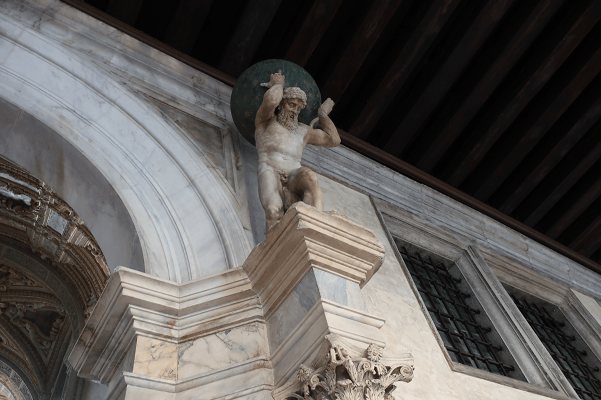 ドゥカーレ宮殿のアトラス像