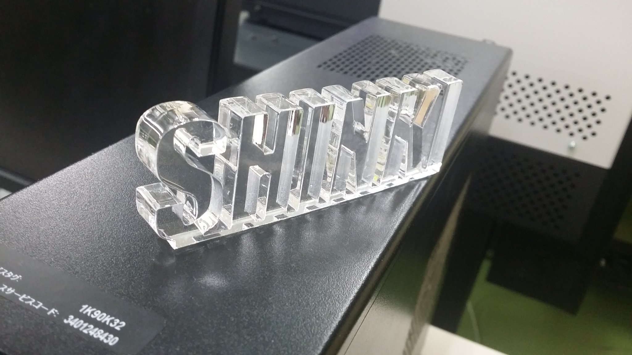 レーザー加工機でカット（透明アクリル10mm)