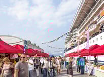 県の名産品が並ぶ露店