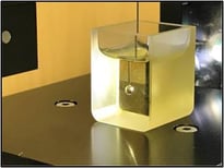 写真③ 界面張力測定(ペンダントドロップ法)