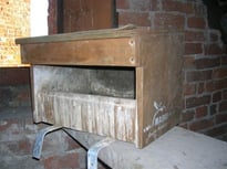 Der zur Reinigung abgenommene Turmfalkenkasten. Foto: M. Sch.