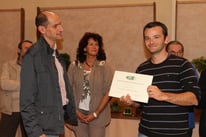 Marco Zonta - Bonsai Club Somma mostra l'attestato di merito