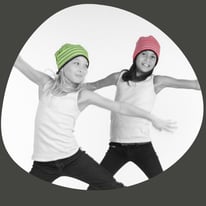 Wendebeanie ist die Mütze für trendige Teenager. Frech für Mädchen und Knaben machen sie Spass um getragen zu werden.