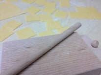 ①練った生地を正方形に切って