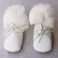Chaussons bapteme bebe hiver cuir blanc casse fausse fourrure. Magasin vêtements baptême Paris, Neuilly-sur-Seine. expédition dans toute la France et à l'international. 
