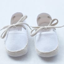 Espadrille bébé toile blanche cérémonie baptême made in France. Magasin vêtements baptême Paris, Neuilly-sur-Seine Fil de Légende. Envois dans toute la France.