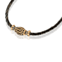 Ledercollier mit Rotgold Schloss aus der Herrenschmuck Kollektion Gremlin der Goldschmiede OBSESSION