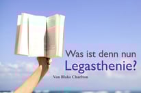 Symbolbild: hochgehaltenes Buch