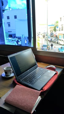 カフェ。大好きなカフェオレを飲みながらパソコン仕事