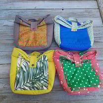 trousses roulées avec feutres ou crayons de couleur