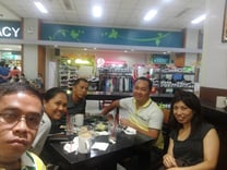 モールのカフェでMTG