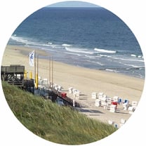 Ausblick von den Dünen auf den Strand von Westerland auf Sylt.