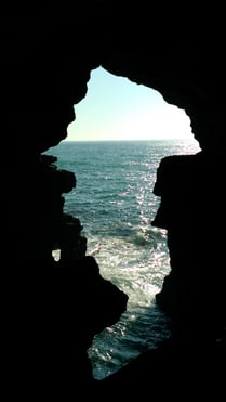 長い年月を経て自然の浸食にで出来た穴の形は、なんだか「アフリカ大陸」みたいで神秘的です。