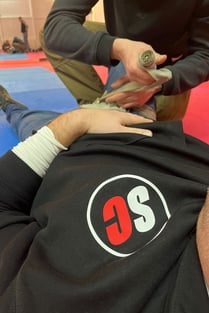 SC Int'l Street Combatives Urban Medic Erste Hilfe Notfallmedizin TECC TCCC Wound Packing Stop The Bleed Blutungskontrolle First Aid Medic Tourniquet Selbstschutz Training Seminar Emergency Bandage