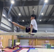 倒立バーで逆立ちをする育成メンバー