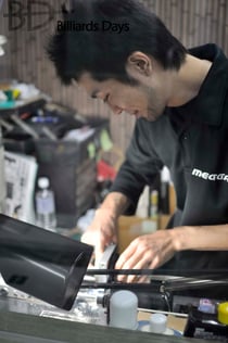 リペア作業中の玉元さん。手元が写ってなくて何してるかわからないですね、すみません