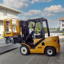 Muletto che solleva piattaforma aerea