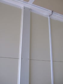 ［写真3］中越沖地震の仮設住宅で、プラスチックカバーされた鉄柱。結露はほとんど解消された。〔以上3点、『仮設住宅の居住性』報告書（2008年／長岡技術科学大学　木村悟隆准教授）より〕