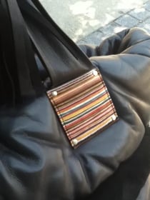 持ち手部分の装飾は、端切れの革を寄木細工のように重ね合わせて作られる