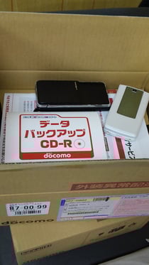 壊れたケータイと借りのケータイとＣＤ-R