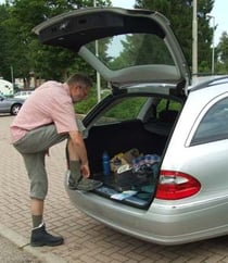 In Dobel gehts los. Manfred macht sich wanderfertig.