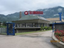 テルモロッシ本社工場前