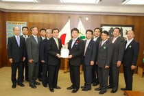 要望を取りまとめ、清水市長に提出