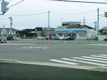 ※近隣の住宅団地を見越して角地にて借地を900坪斡旋車の通りが良いことに常時集客も多いコンビニです。