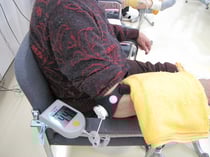 ポータブルの超音波装置で骨折部に刺激を送ります。難治性骨折にもよく使われます。国分寺こみね鍼灸整骨院