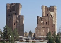 Shahrisabz : pylônes d'entrée de l'Ak Saray (face sud) vu depuis les jardins (A.Billard, 2008)