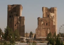 Шахризабс, входные пилоны Ак Сарая (южная часть), вид со стороны сада (А.Биярд, 2008)